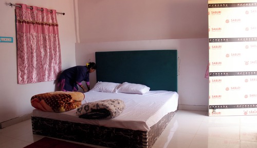 Dormitorio compartido básico, balcón, vistas a la colina
