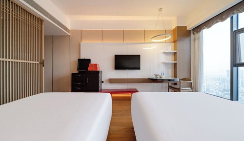 Habitación superior con 2 camas individuales, vistas a la ciudad