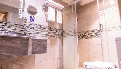 Habitación básica con 2 camas individuales