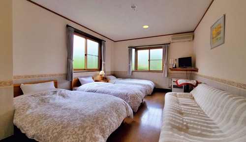 Habitación triple, no fumadores (Western-Style with Sofa Bed)