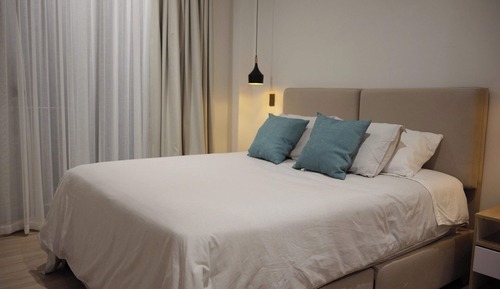 Apartamento clásico, balcón, vistas a la colina