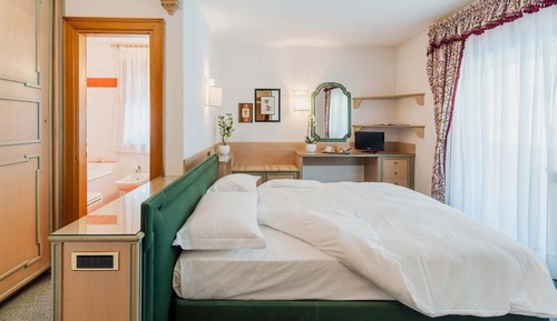 Habitación Deluxe con 1 cama doble o 2 individuales, vistas a la montaña, en una planta alta