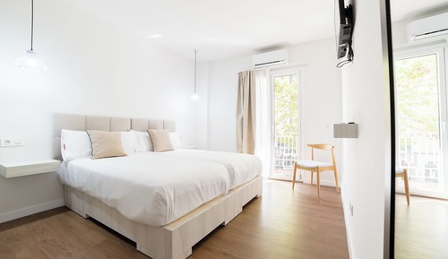 Habitación superior con 1 cama doble o 2 individuales, balcón, vistas a la ciudad