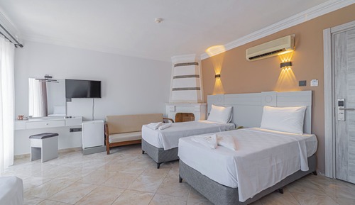 Habitación estándar con 1 cama doble o 2 individuales, balcón, vistas a la piscina