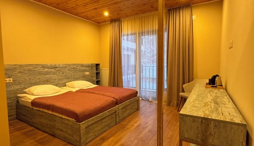 Habitación clásica con 2 camas individuales, balcón, vistas a la montaña