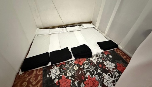 Habitación básica, dormitorio mixto