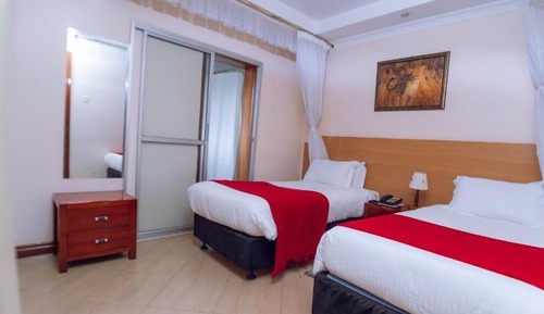 Habitación superior con 1 cama doble o 2 individuales, balcón, vistas al jardín