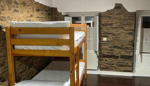 Habitación básica con 2 camas individuales, baño compartido
