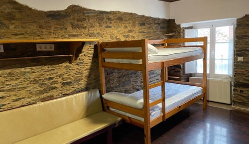 Dormitorio compartido básico, baño compartido