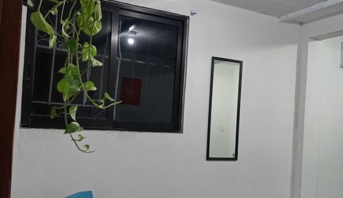 Estudio básico, dormitorio mixto, baño privado, vistas a la ciudad