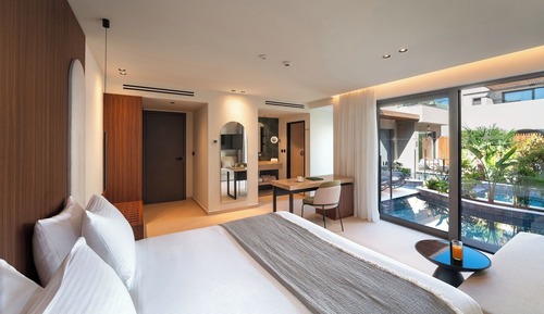 Luxury Suite with Heated Swim Up Pool