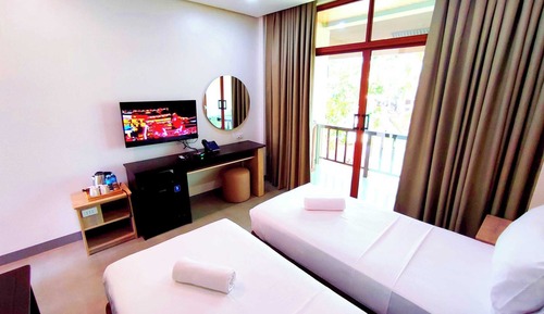 Habitación estándar doble, balcón, vistas parciales al mar