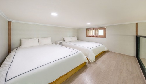 Habitación básica, 2 habitaciones (Room 2(Three-bed,Private BBQ))