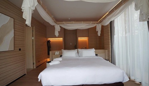 Deluxe Jacuzzi Suite
