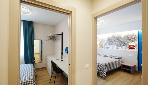 Habitación familiar con 1 cama doble o 2 individuales, balcón, vistas a la montaña