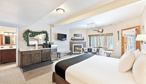 Deluxe Room, 1 King Bed, Non Smoking, River View, Pet Friendly