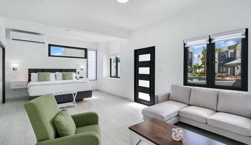 Suite estudio, patio, vistas parciales al mar