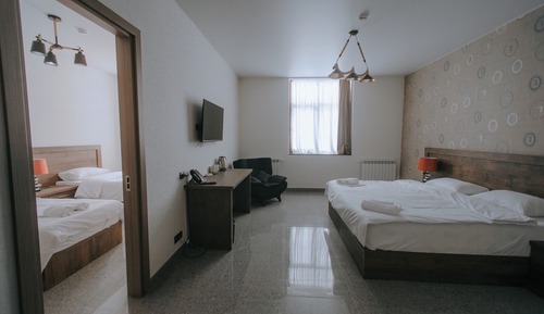 Habitación cuádruple familiar, balcón, vistas a la montaña