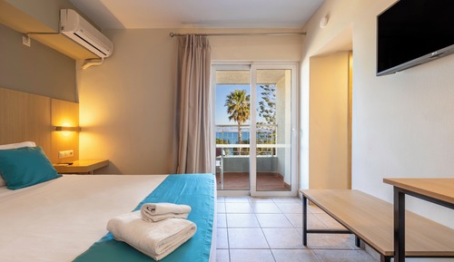 Habitación con 1 cama doble o 2 individuales, balcón, vistas al mar