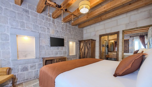 Superior Stone Room