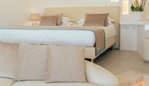Habitación Deluxe con 1 cama doble o 2 individuales, patio, vistas a la piscina