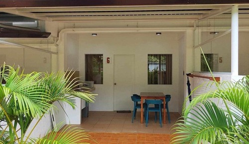 Estudio familiar, varias camas, balcón, vistas al jardín