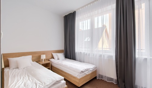 Habitación superior con 2 camas individuales, balcón