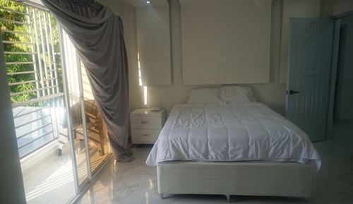 Habitación superior con 1 cama doble o 2 individuales, balcón, vistas a la ciudad