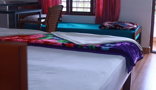 Habitación básica con 1 cama doble o 2 individuales, vistas a la colina