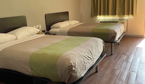 Habitación básica con 1 cama doble o 2 individuales, fumadores