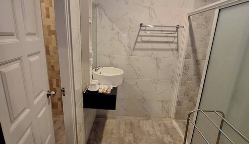 Estudio, dormitorio mixto, no fumadores, baño privado