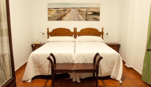 Habitación básica con 1 cama doble o 2 individuales