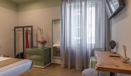 Habitación Deluxe con 1 cama doble o 2 individuales, balcón, vistas parciales al mar