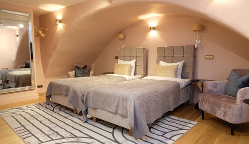 Habitación con 2 camas individuales, en la zona del jardín