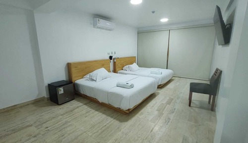 Habitación doble superior, 2 camas de matrimonio, vistas a la piscina