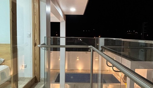 Habitación triple superior, varias camas, vistas a la piscina