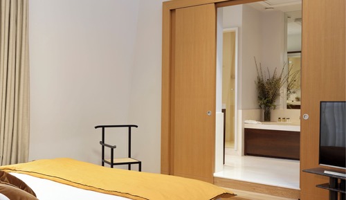 Suite ejecutiva, varias camas, vistas al patio