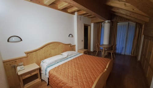 Habitación clásica con 1 cama doble o 2 individuales, balcón, vistas al lago