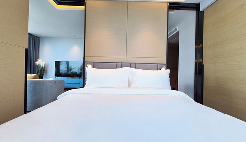 One-Bedroom Premier Suite with Sea View