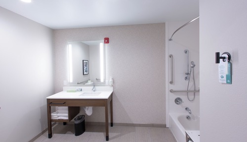 Habitación, 2 camas de matrimonio, notificación por teléfono o timbre (Bathtub w/ Grab Bars)