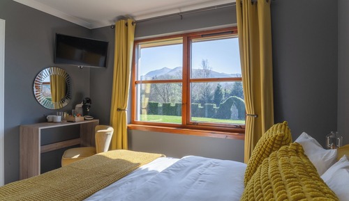 Habitación clásica con 1 cama doble o 2 individuales, vistas a la montaña