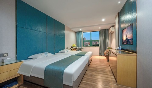 Habitación básica con 2 camas individuales, vistas a la ciudad