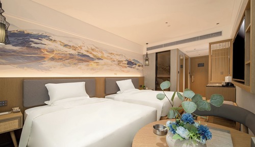 Habitación superior con 2 camas individuales, vistas al jardín