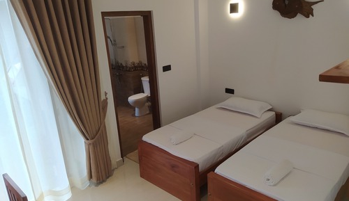 Habitación con 1 cama doble o 2 individuales, 2 camas individuales, patio, vistas al jardín