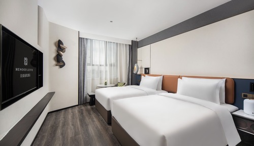 Habitación superior con 2 camas individuales, vistas a la ciudad