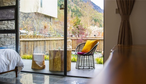 Habitación básica con 2 camas individuales, vistas al jardín