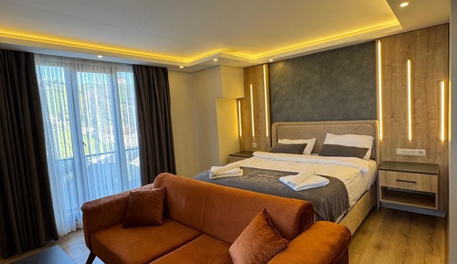 Habitación triple Deluxe, balcón, vistas a la montaña