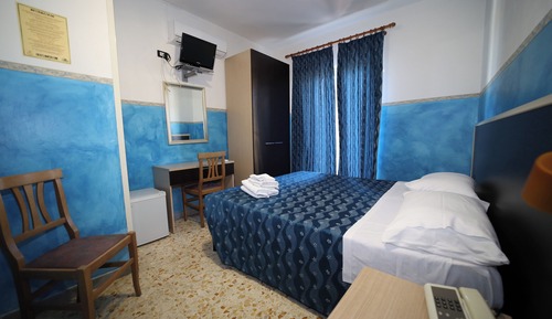 Habitación básica con 1 cama doble o 2 individuales