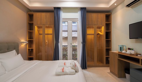 Habitación económica, balcón, vistas a la ciudad (Balcony King Room)