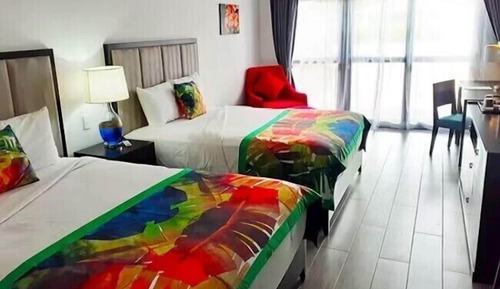 Habitación superior con 1 cama doble o 2 individuales, vistas a la piscina
